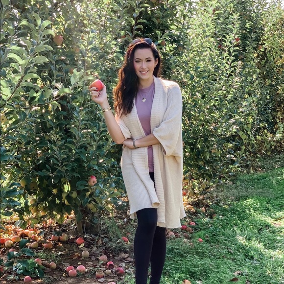 Hello! This is your posher Holly. - Picture 4 of 4